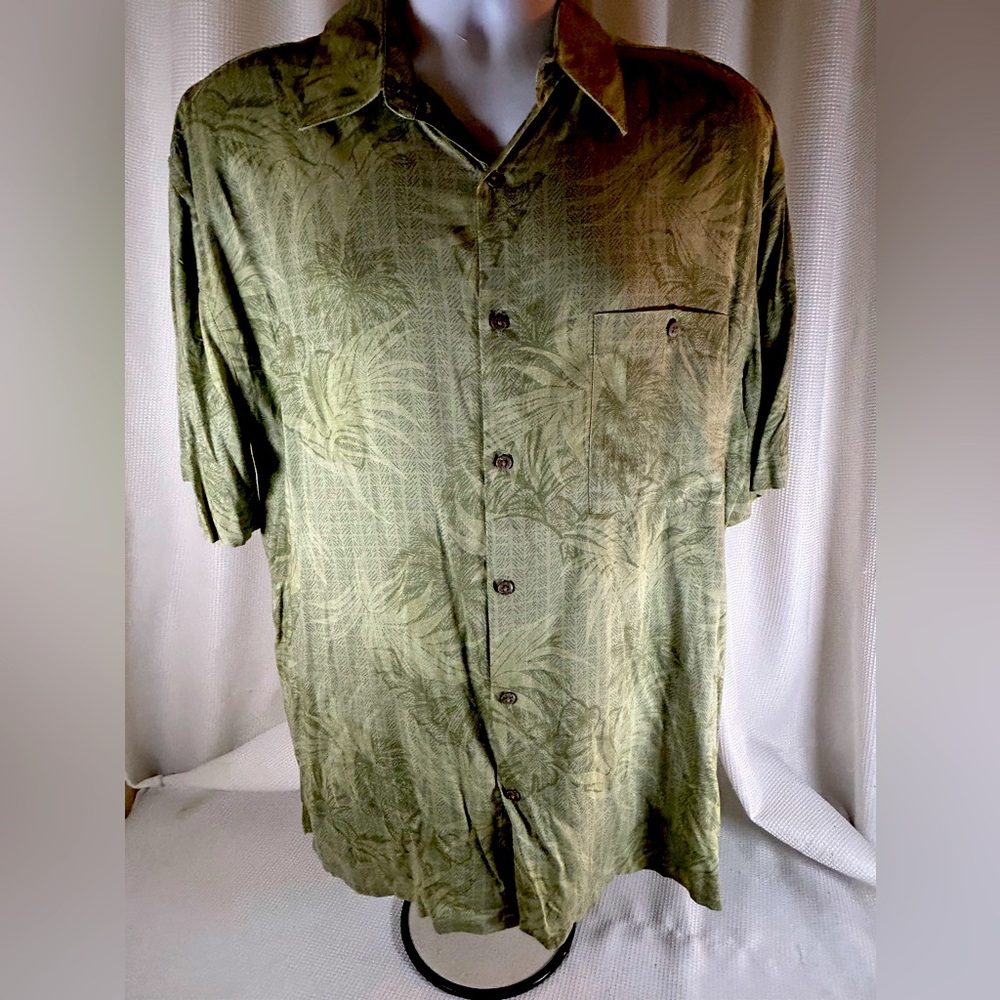 Vintage island Shores, Hawaiian style short sleeve button-down shirt